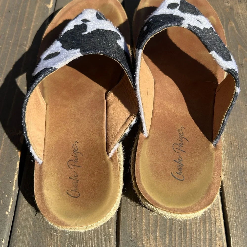 Women’s Charlie Paige Cow Print Sandals Flip‎ Flops Size 7